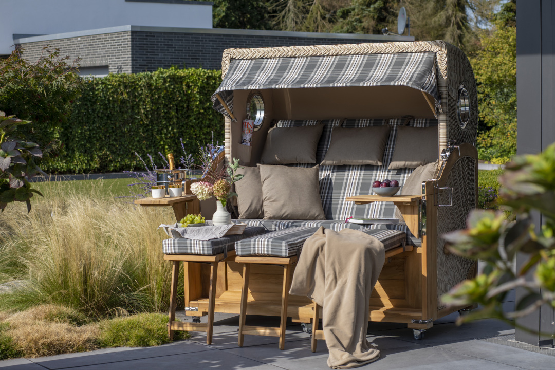 01813_strandkorb_baltikum_dreisitzer_teak_bullauge_shell_522_milieu-3-1n44pfw8fpmy1r