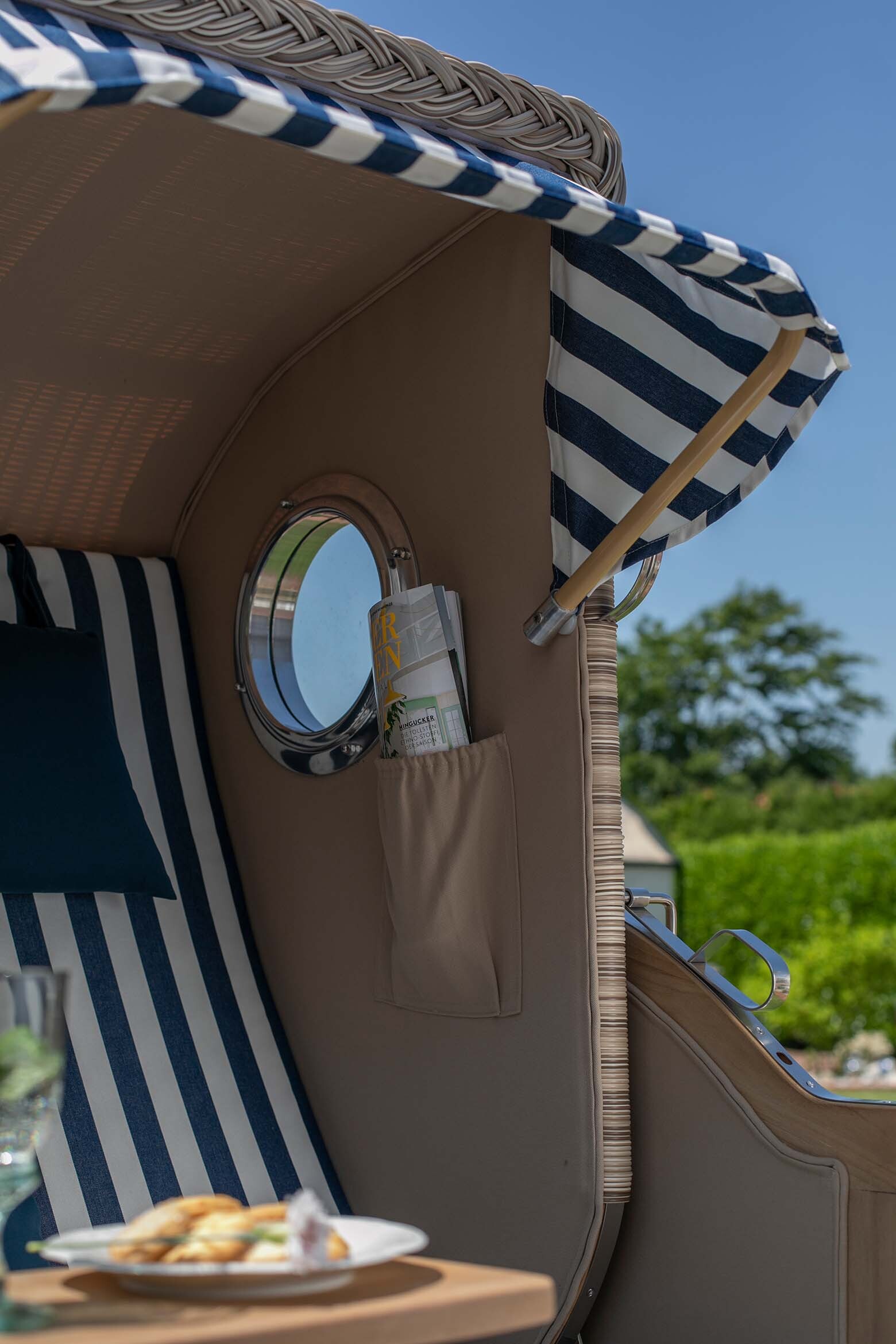 md20900_strandkorb_duene_single_teak_bullauge_dessin_518_blau_weiss_milieu-11-kleinlb43slpxyvcfp