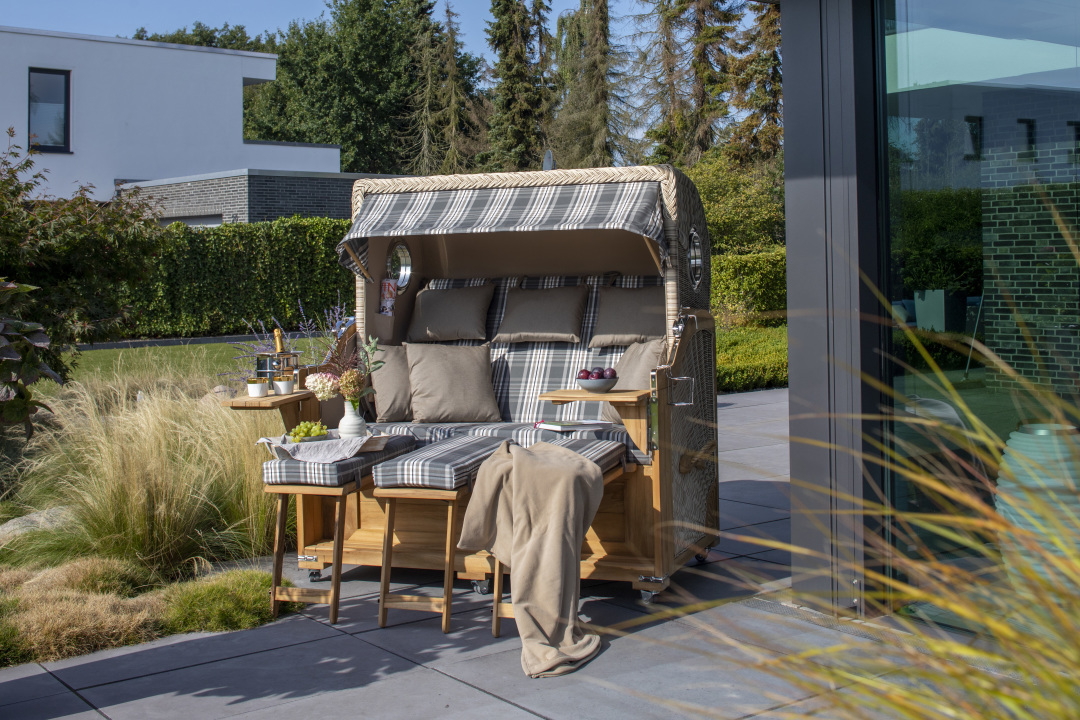 01813_strandkorb_baltikum_dreisitzer_teak_bullauge_shell_522_milieu-1