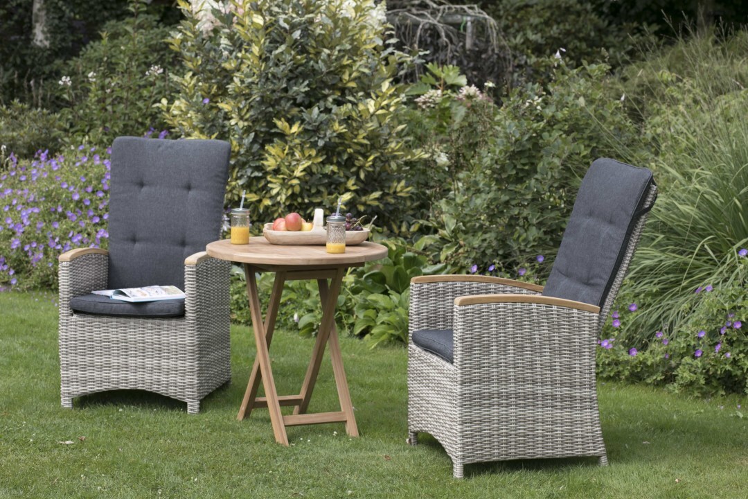 02440_relaxsessel_siena_sand_teakarmlehne_milieu-4