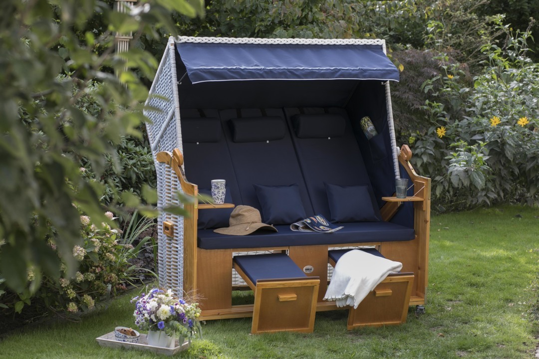 02330_strandkorb_baltic_dreisitzer_weiss_uni_blau_milieu-2tvwjcczhc1dnp