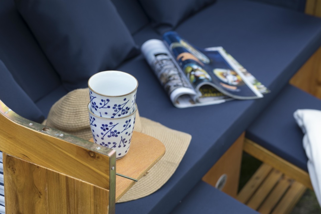 00640_strandkorb_ostsee_dreisitzer_weiss_uni_blau_milieu-7qfo8yxgosnqs5